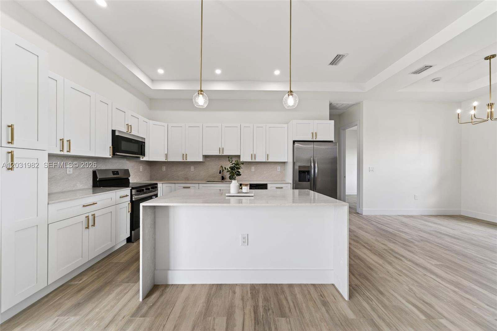 352900 - GOLDEN GATE EST U - Residential