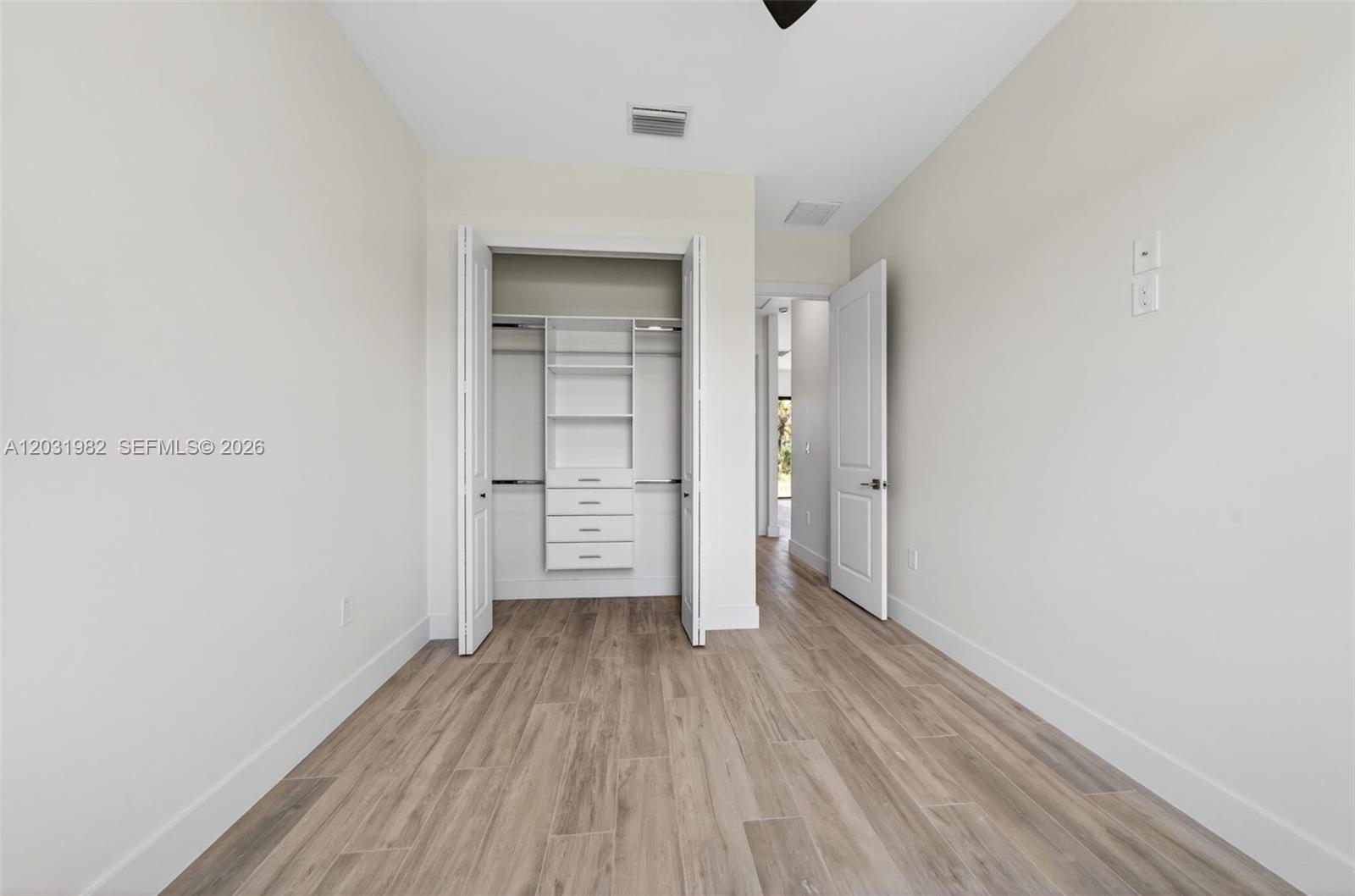 352900 - GOLDEN GATE EST U - Residential