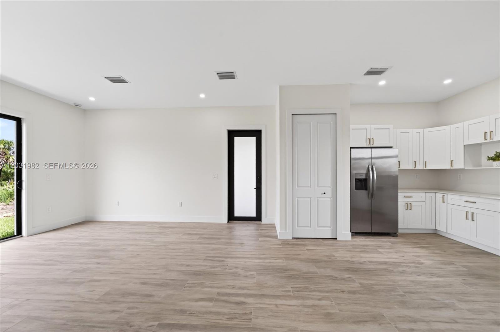 352900 - GOLDEN GATE EST U - Residential