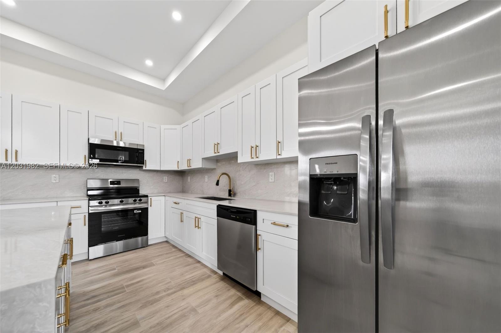 352900 - GOLDEN GATE EST U - Residential