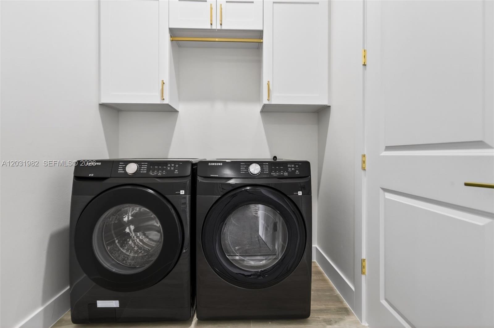 352900 - GOLDEN GATE EST U - Residential