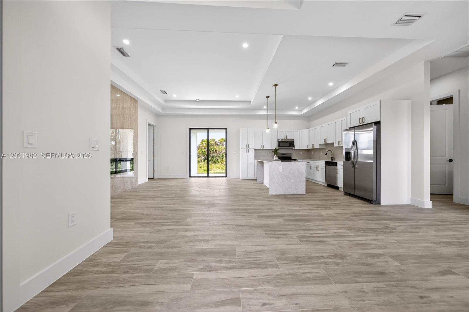 352900 - GOLDEN GATE EST U - Residential