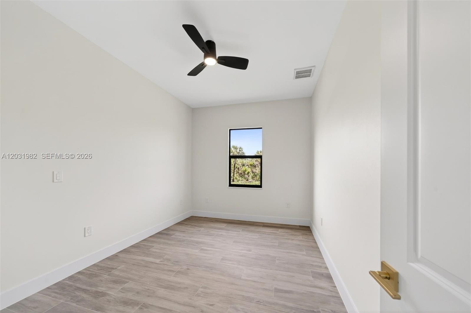 352900 - GOLDEN GATE EST U - Residential