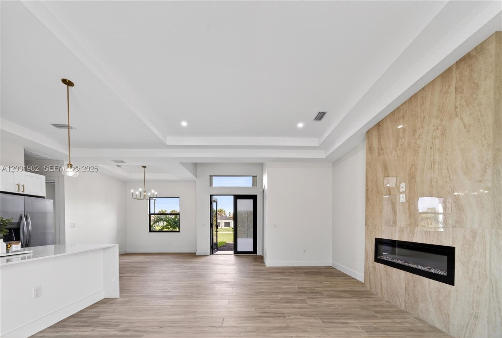 352900 - GOLDEN GATE EST U - Residential