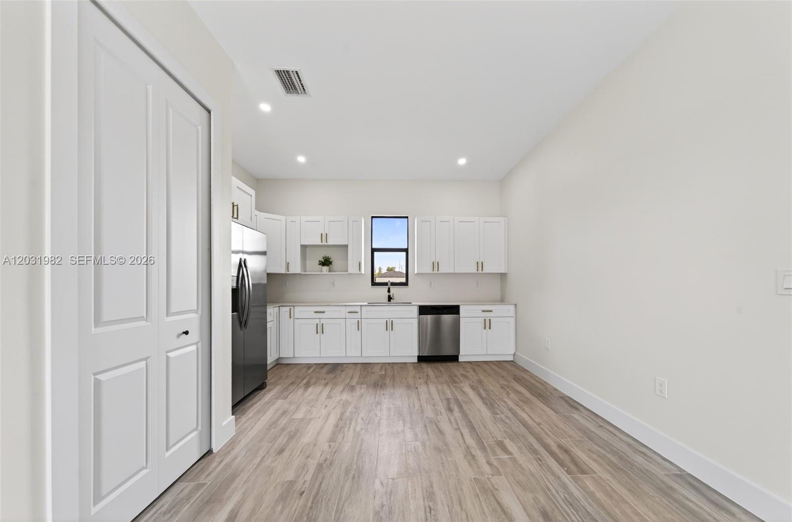 352900 - GOLDEN GATE EST U - Residential
