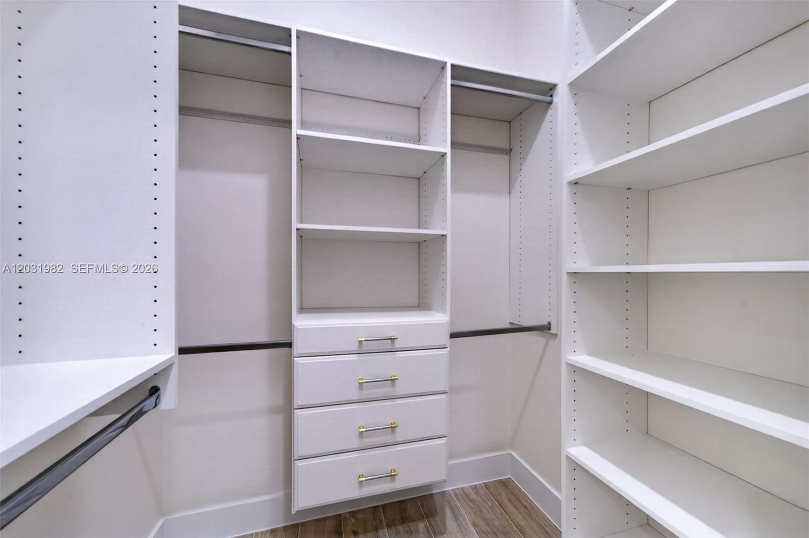 352900 - GOLDEN GATE EST U - Residential