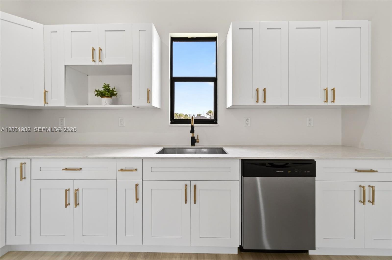 352900 - GOLDEN GATE EST U - Residential