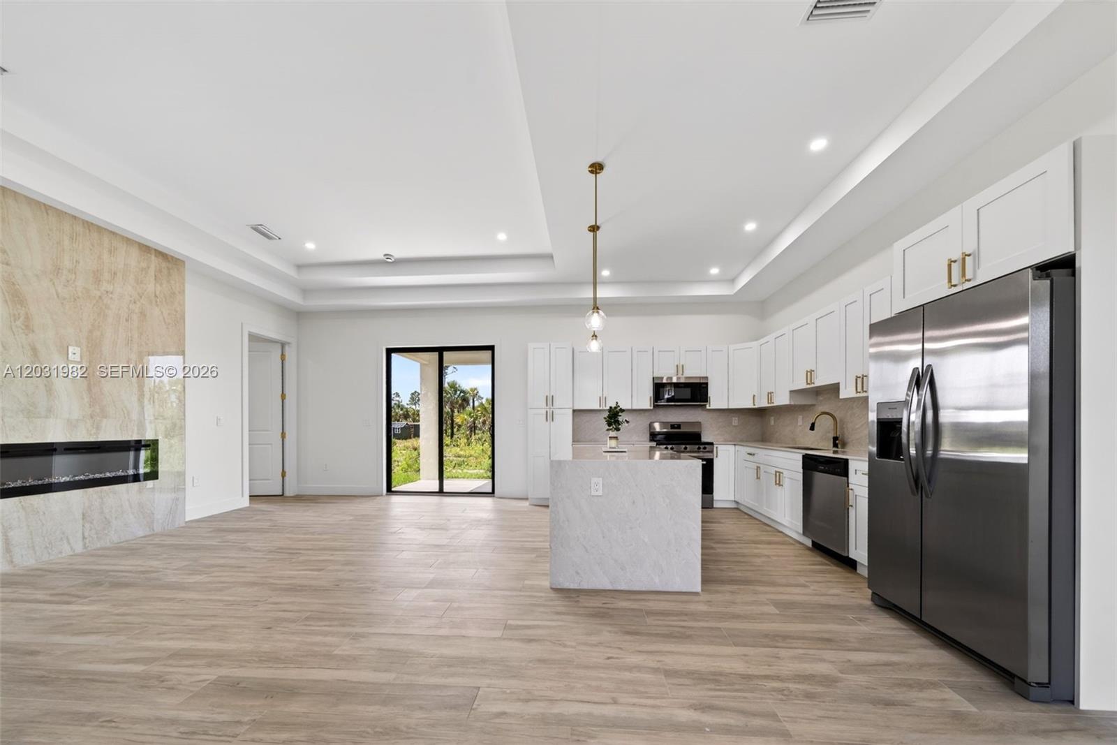 352900 - GOLDEN GATE EST U - Residential