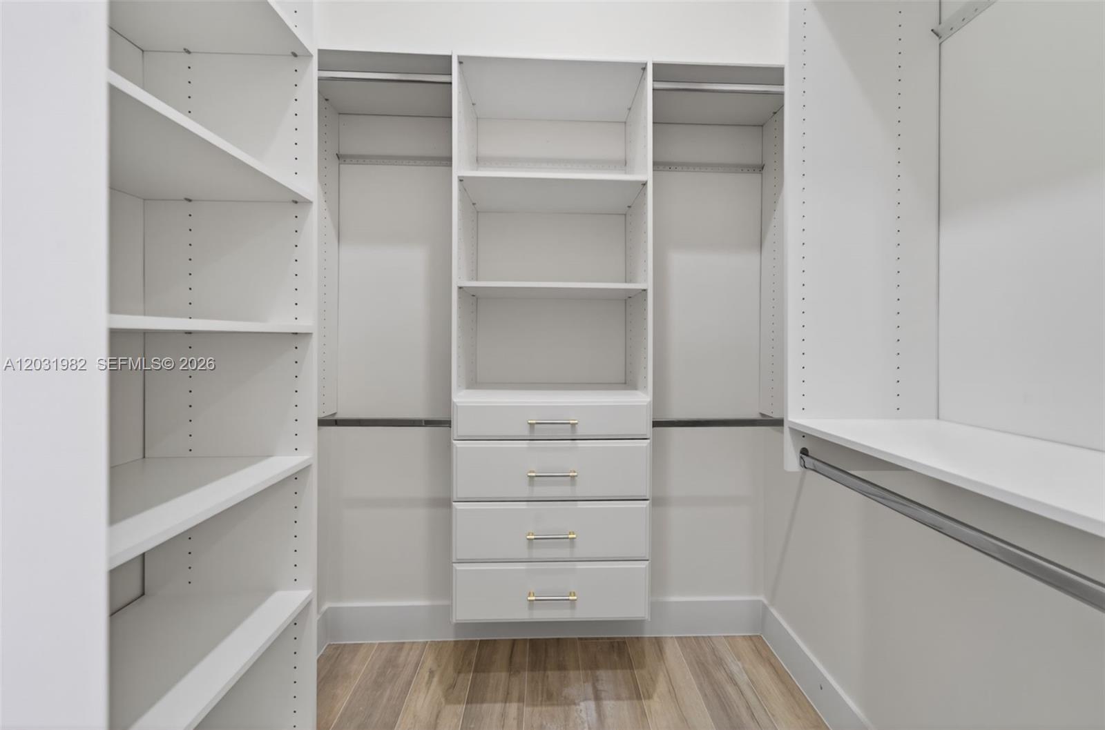 352900 - GOLDEN GATE EST U - Residential