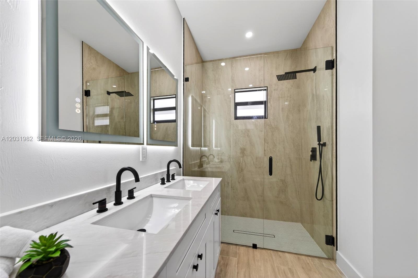 352900 - GOLDEN GATE EST U - Residential