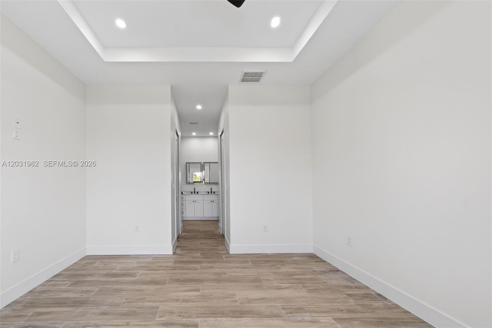 352900 - GOLDEN GATE EST U - Residential
