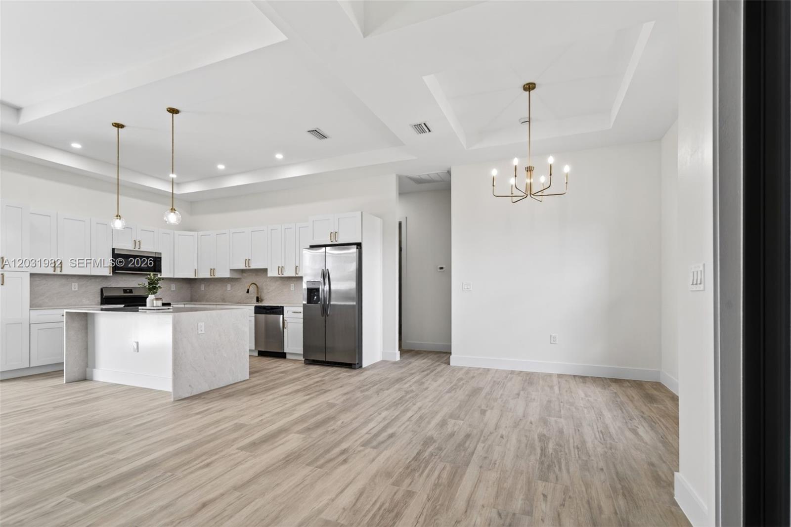 352900 - GOLDEN GATE EST U - Residential