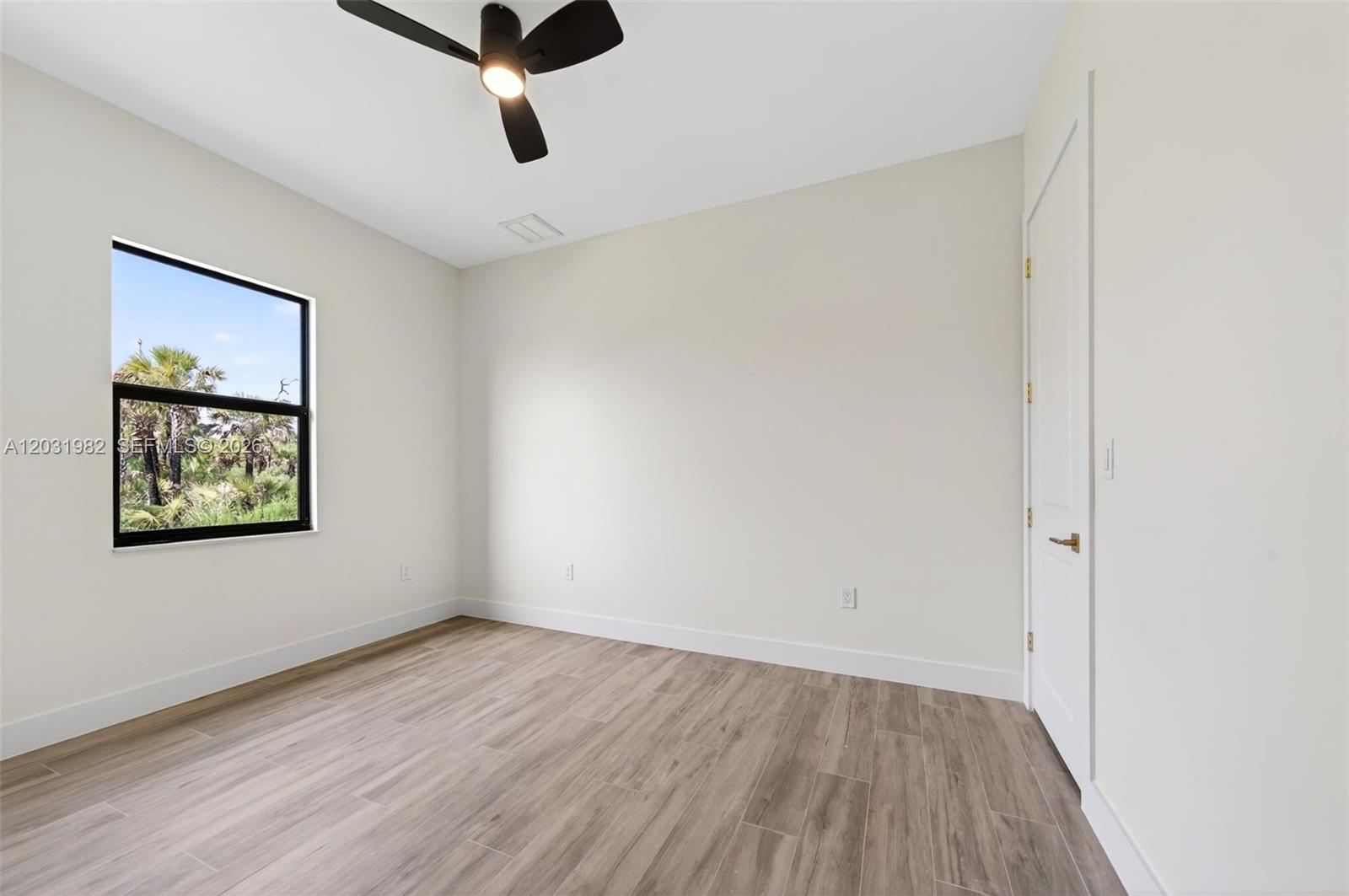 352900 - GOLDEN GATE EST U - Residential