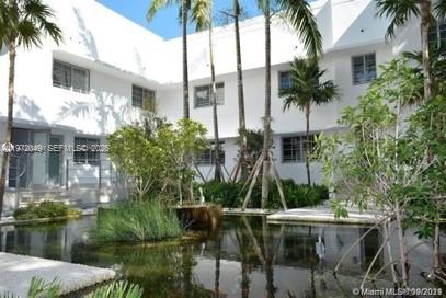 Large studio unit completely remodeled boutique Art Deco building in the heart of South Beach. Two blocks from Lincoln road and the beach, Central AC, stainless steel appliances, washer and dryer in the unit, Italian parquet porcelain floors, top of th Eline finishes.