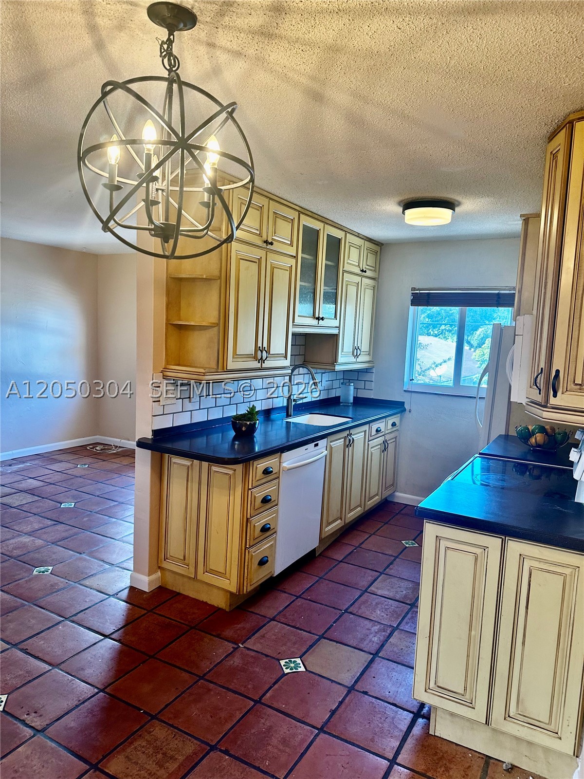 Upgrated 1 Bedroom, 1 Bathroom apt. The kitchen features ThomasVille cabinets. 
Quiet building located minutes away from the Beach, Hollywood Broadwalk & Downtown. Eazy Condo approval.