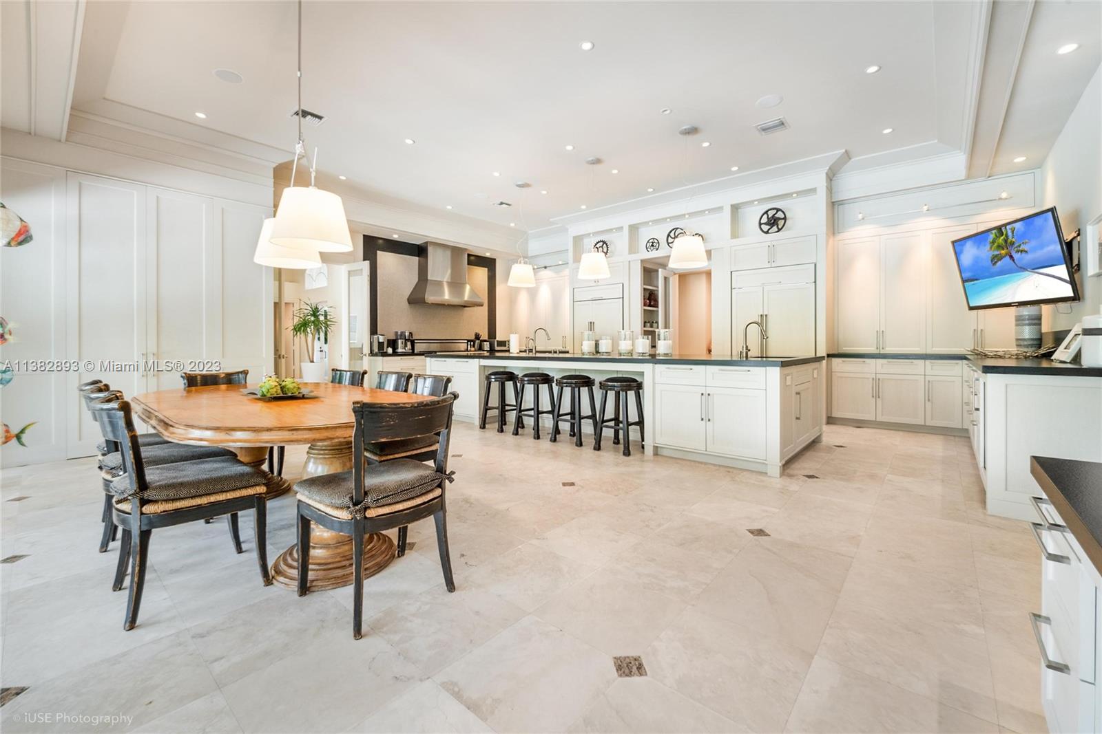 TOWN & RANCH ESTS - Residential