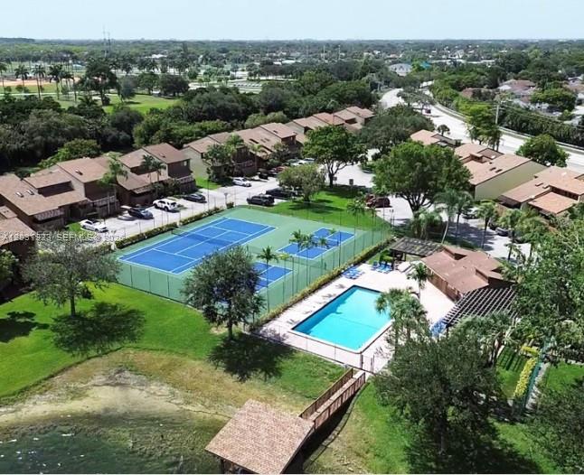 PINE ISLAND LAKES TOWNHOM - Residential
