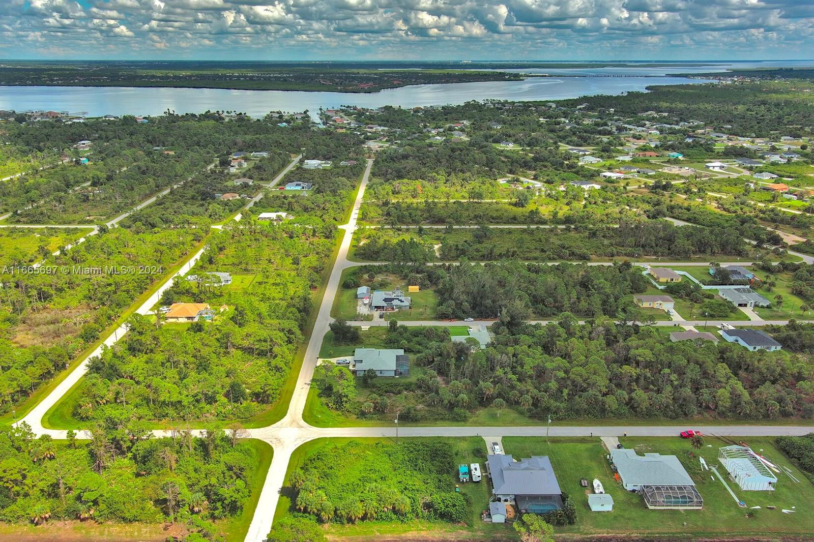 Port Charlotte - Land