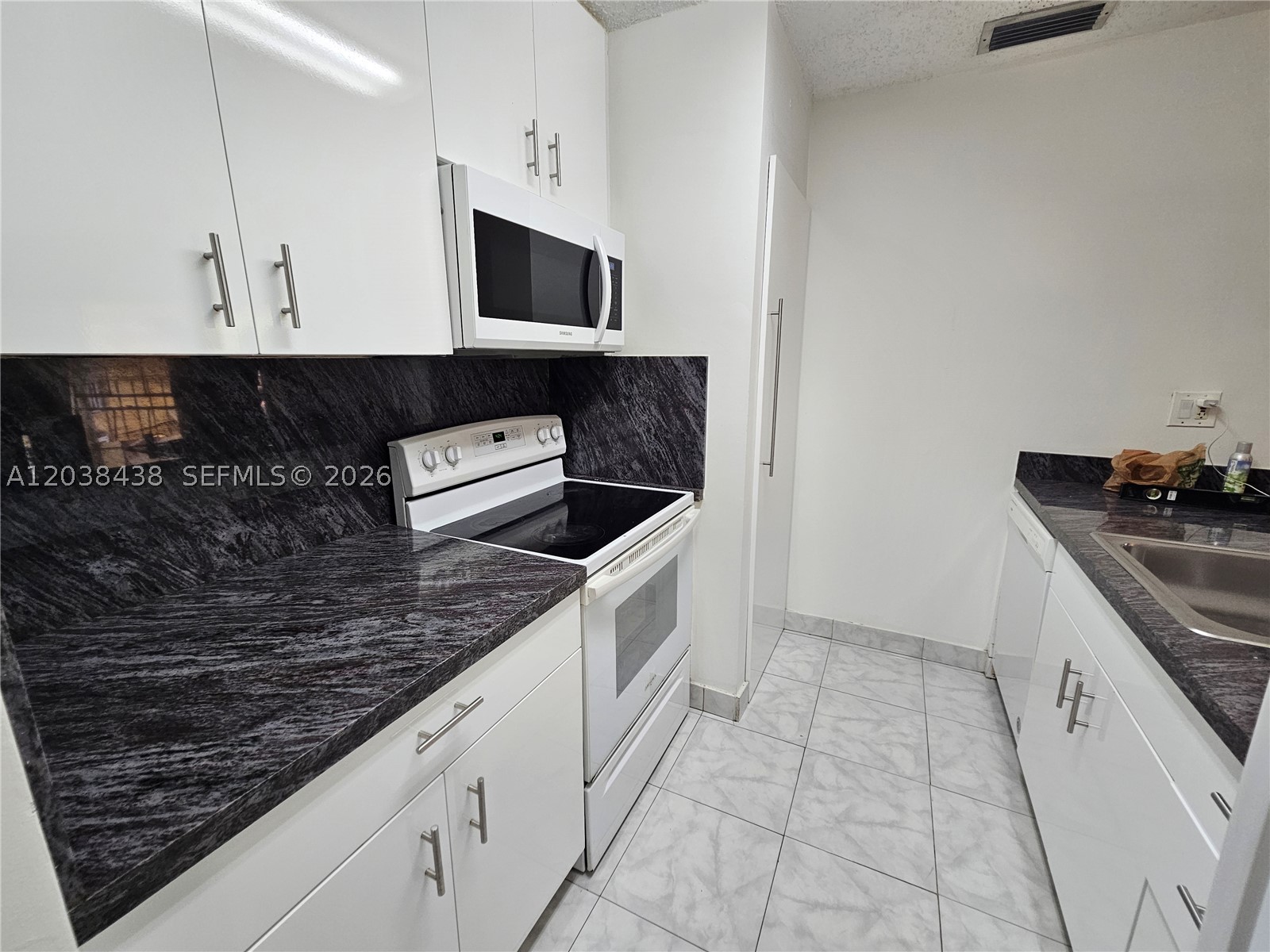THE FOUNTAINS II CONDO - Residential Lease