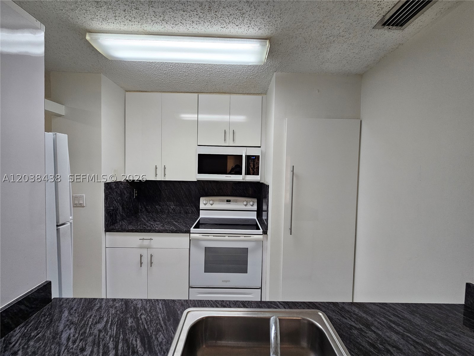 THE FOUNTAINS II CONDO - Residential Lease
