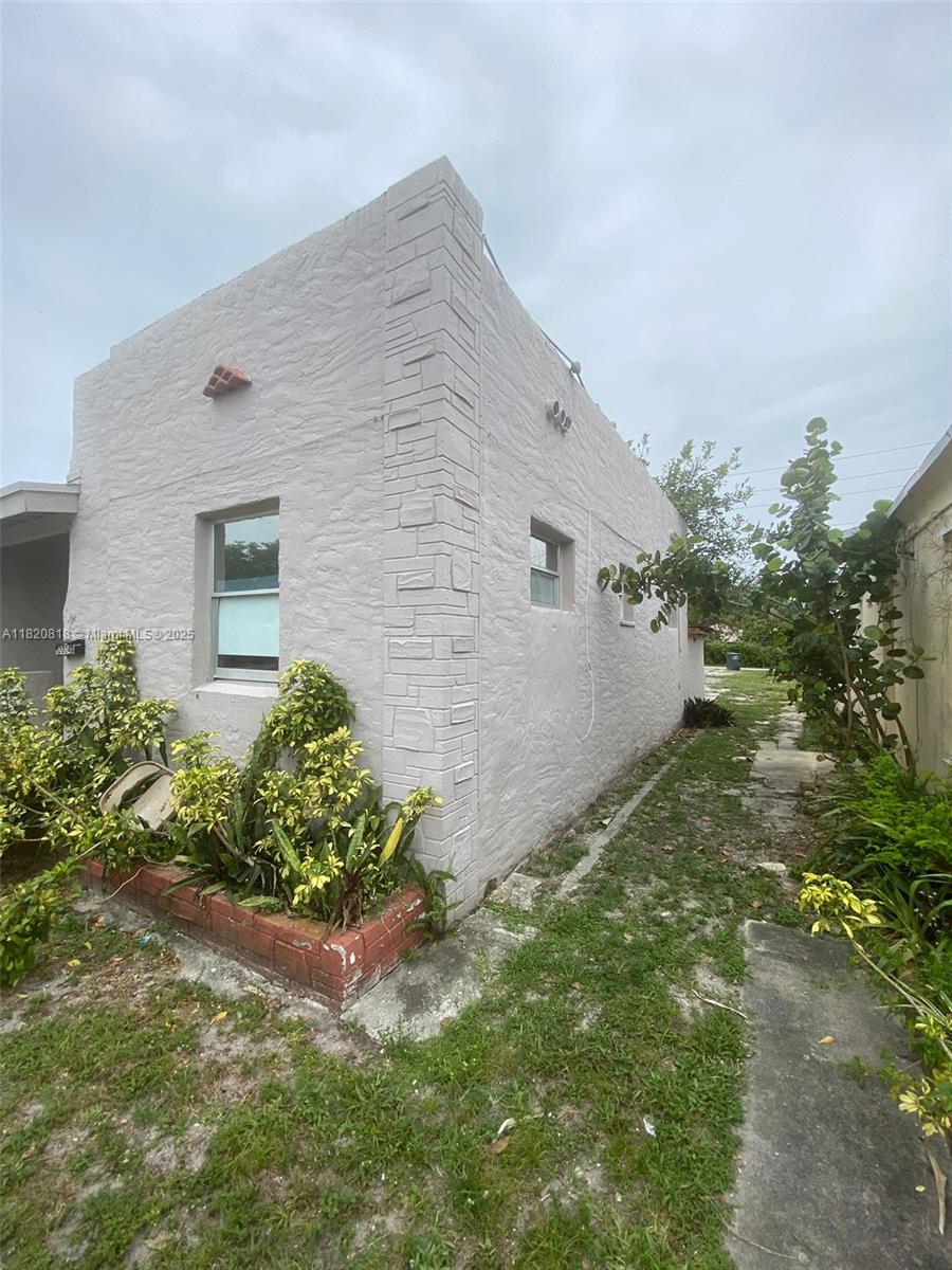 GREAT INVESTMENT OPPORTUNITY! 
2 FPL METER , ONE IS PAID BY TENANT, ONE IS PAID BY LANDLORD  1 WATER METER 
Duplex    1/1    2/2 parking for 8 cars in the backyard (access through the alley)  Annual income 52800 APROX
Prop tax 6014  (2024)  Water 3600 ANNUAL APROX Fpl 4352 ANNUAL APROX Gas 510 ANNUAL APROX PAID BY LANDLORD **  ABOUT 7.7% CAP RATE