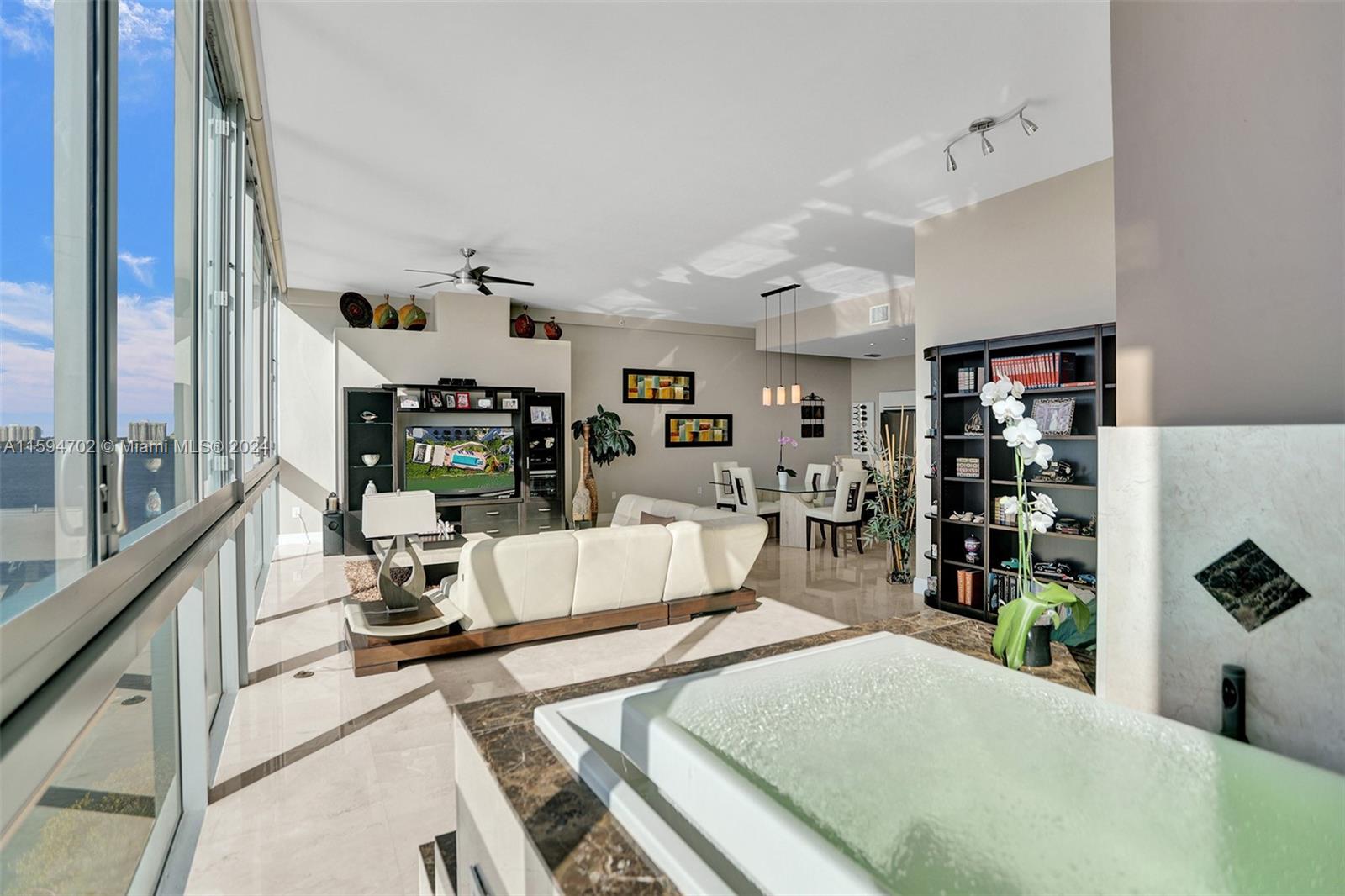 SPACE 01 CONDO - Residential