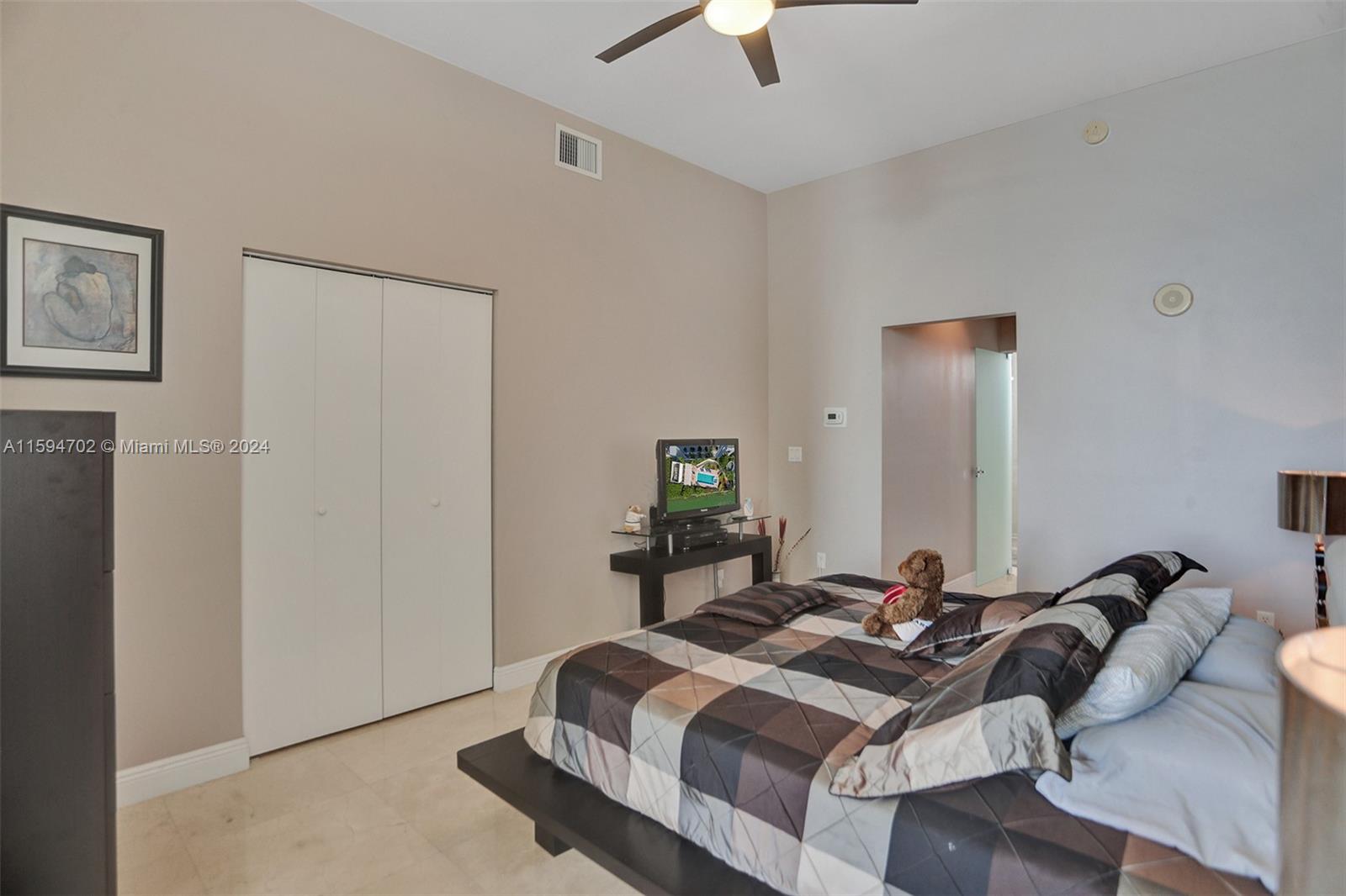 SPACE 01 CONDO - Residential