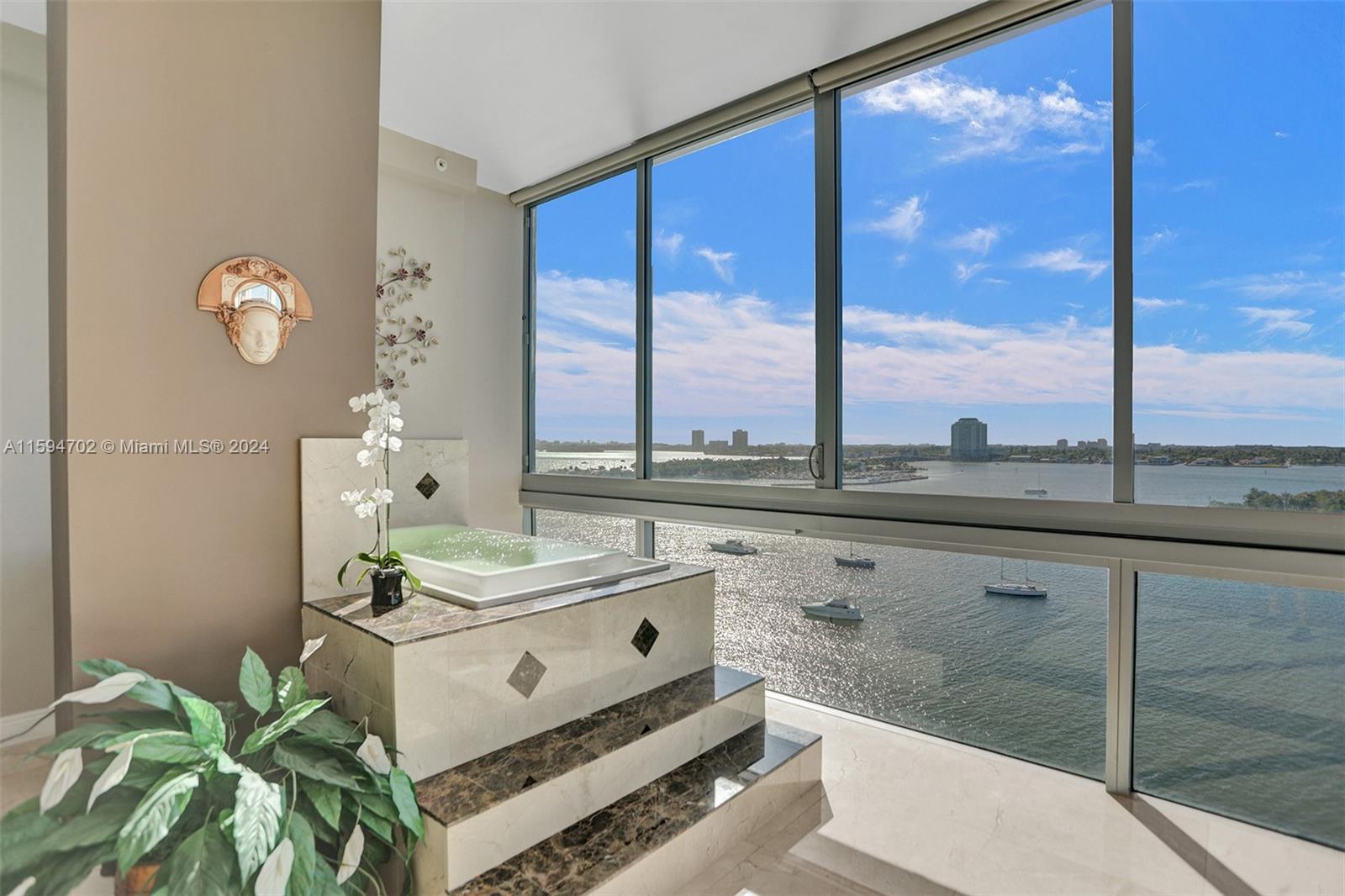 SPACE 01 CONDO - Residential