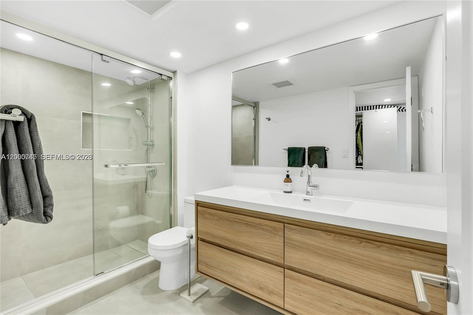THE PALM BAY YACHT CLUB C - Residential Lease
