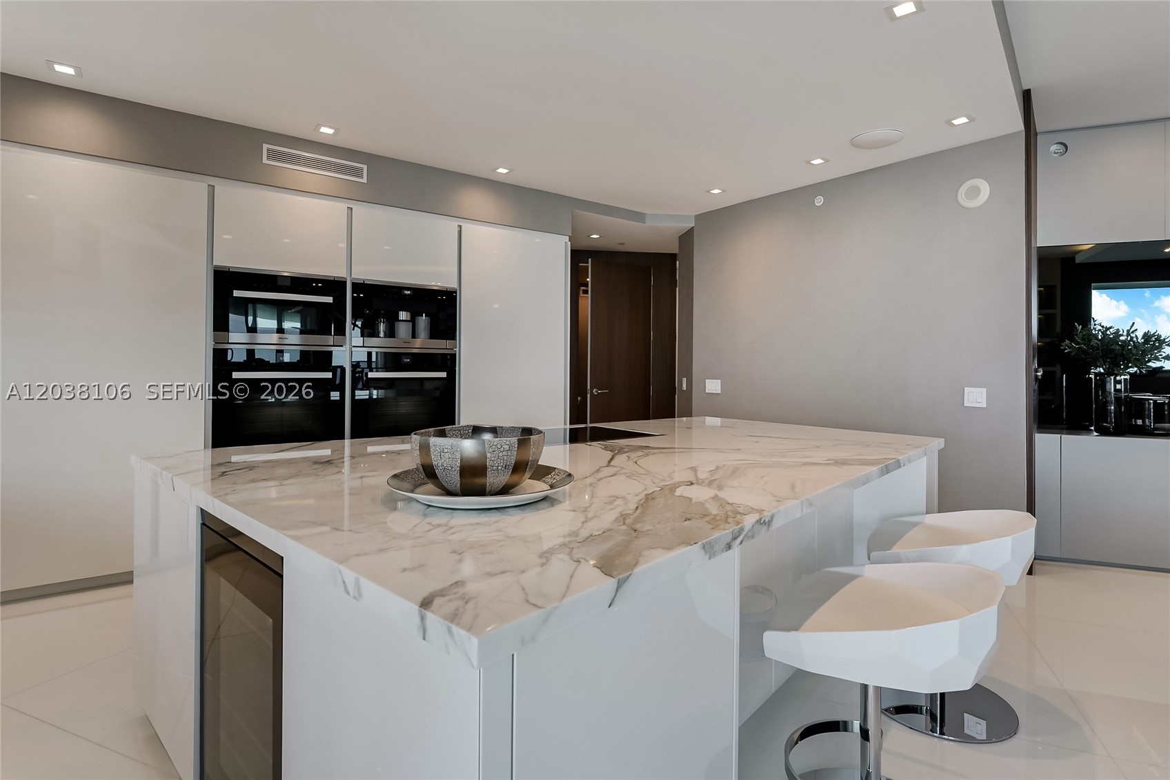 18555 COLLINS AVENUE COND - Residential