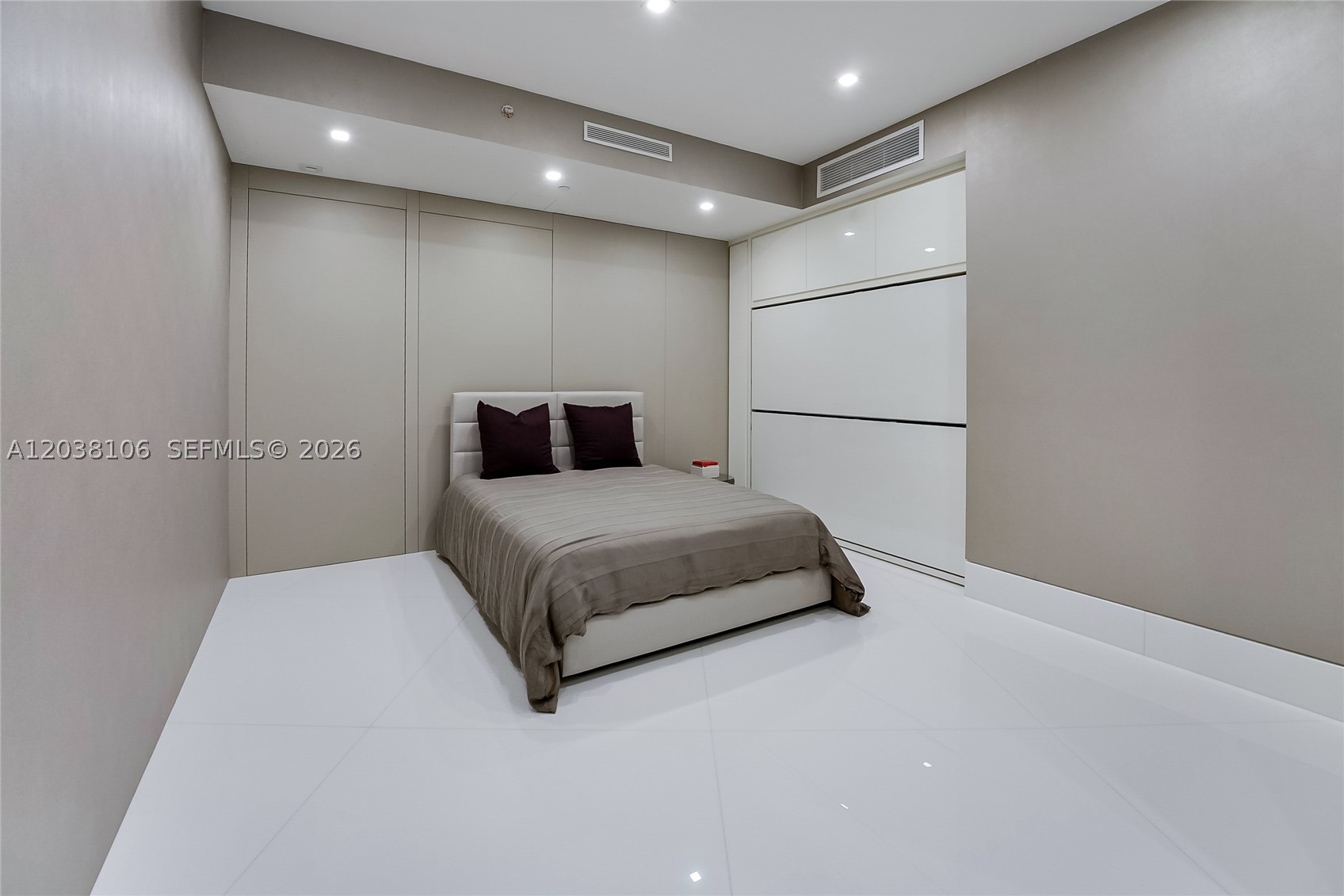 18555 COLLINS AVENUE COND - Residential