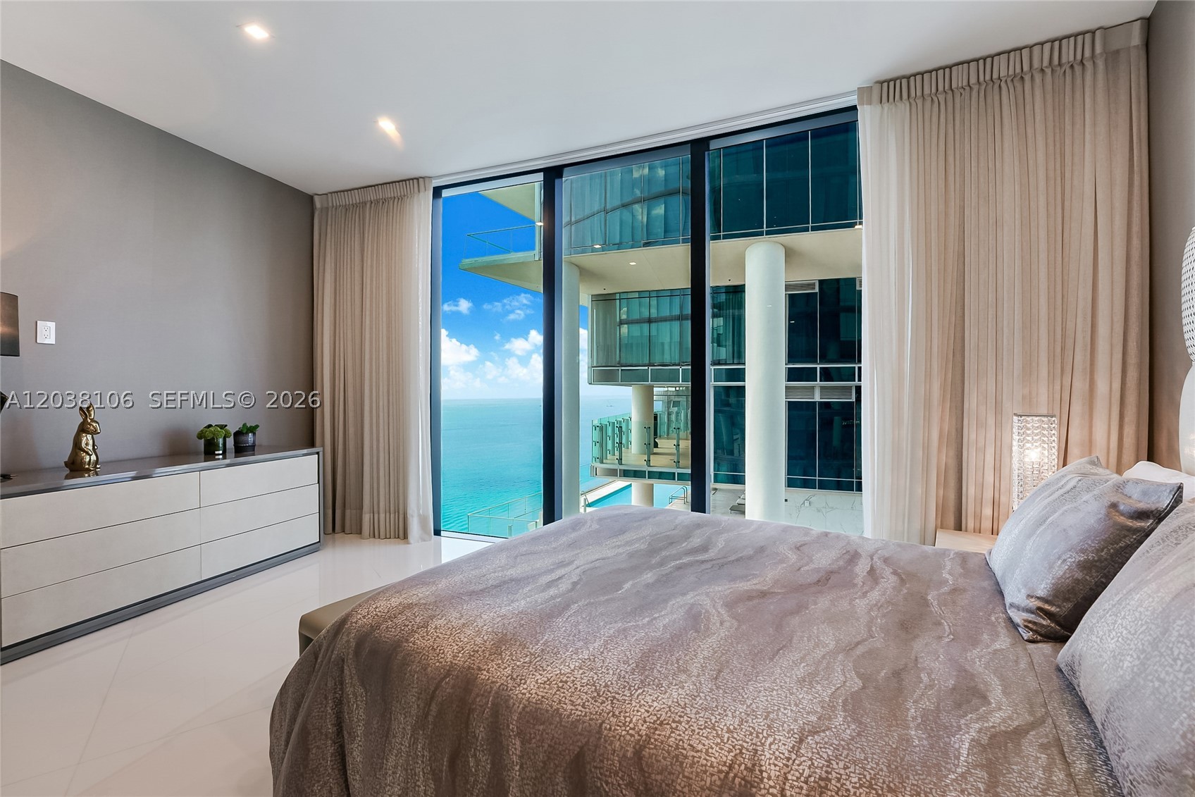 18555 COLLINS AVENUE COND - Residential