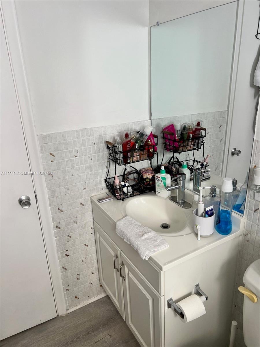 COUNTRY CLUB ESTATES UNIT - Residential Lease