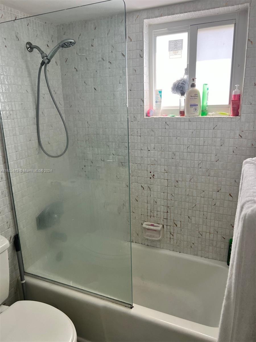 COUNTRY CLUB ESTATES UNIT - Residential Lease