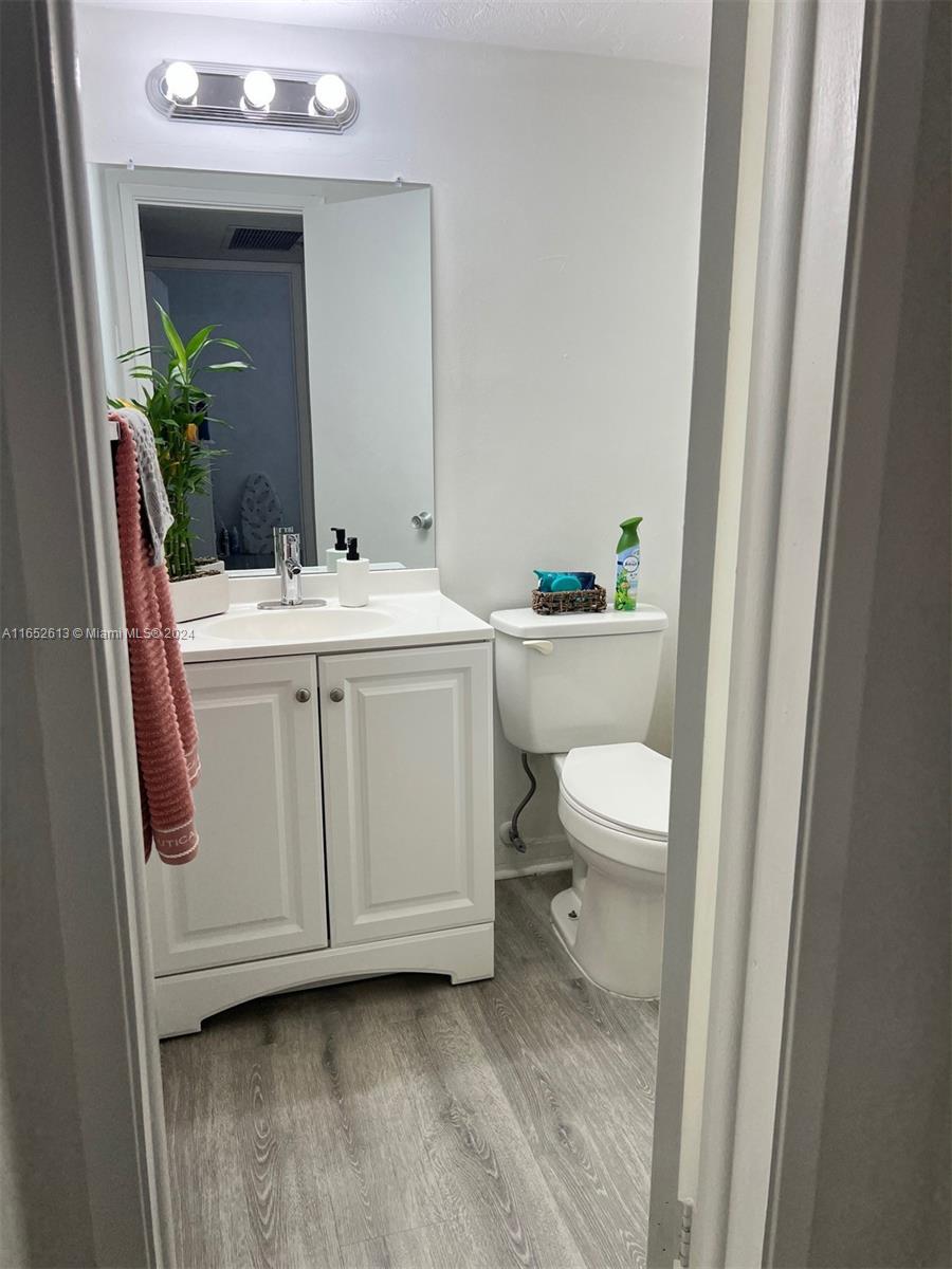 COUNTRY CLUB ESTATES UNIT - Residential Lease
