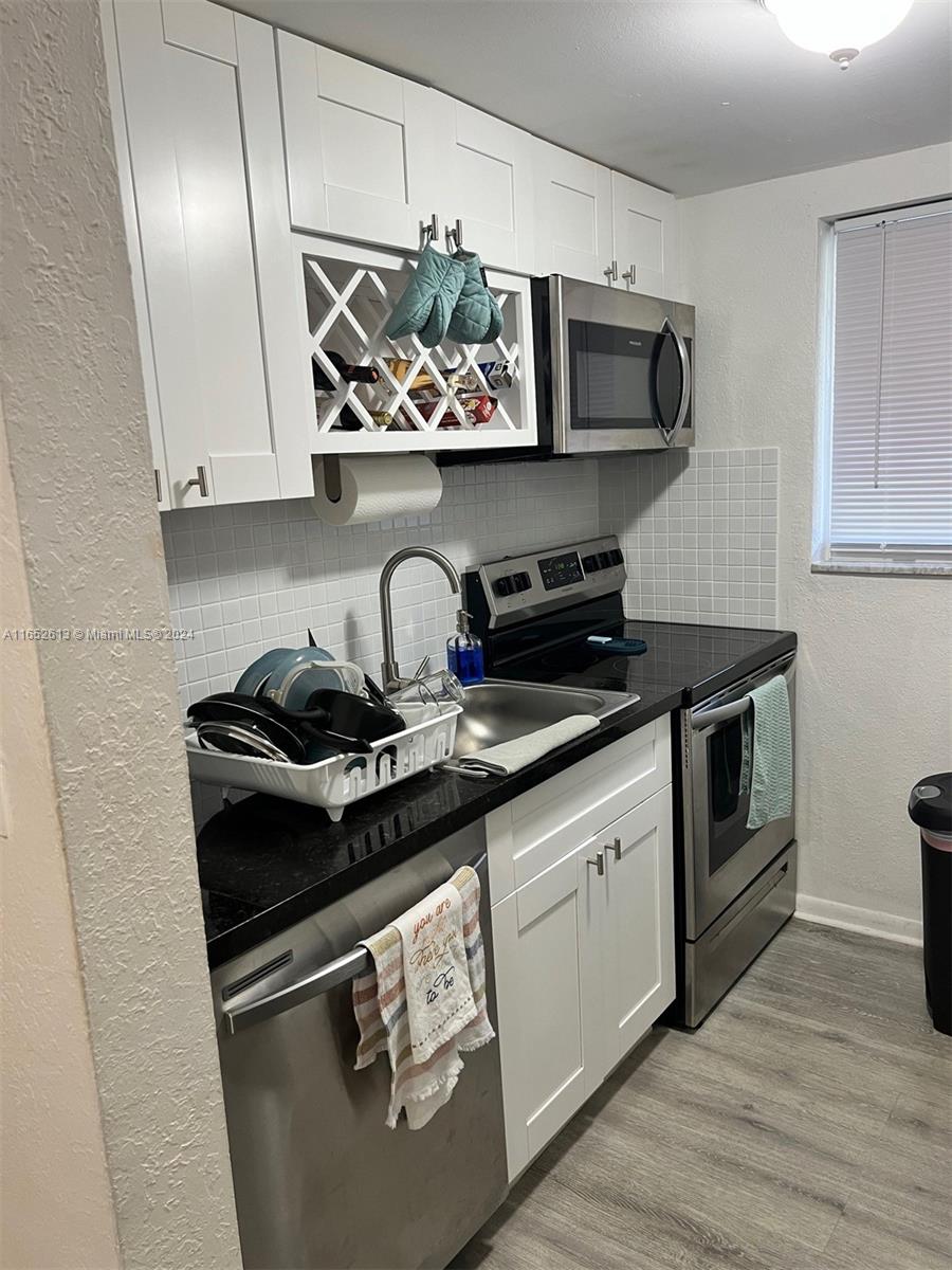 FULLY RENOVATED 1 bed 1 1/2 bath unit, 500 E country club Circle Plantation neighborhood. On site pool and laundry . Pet friendly. 
Available Sep 1
Fast and easy approval