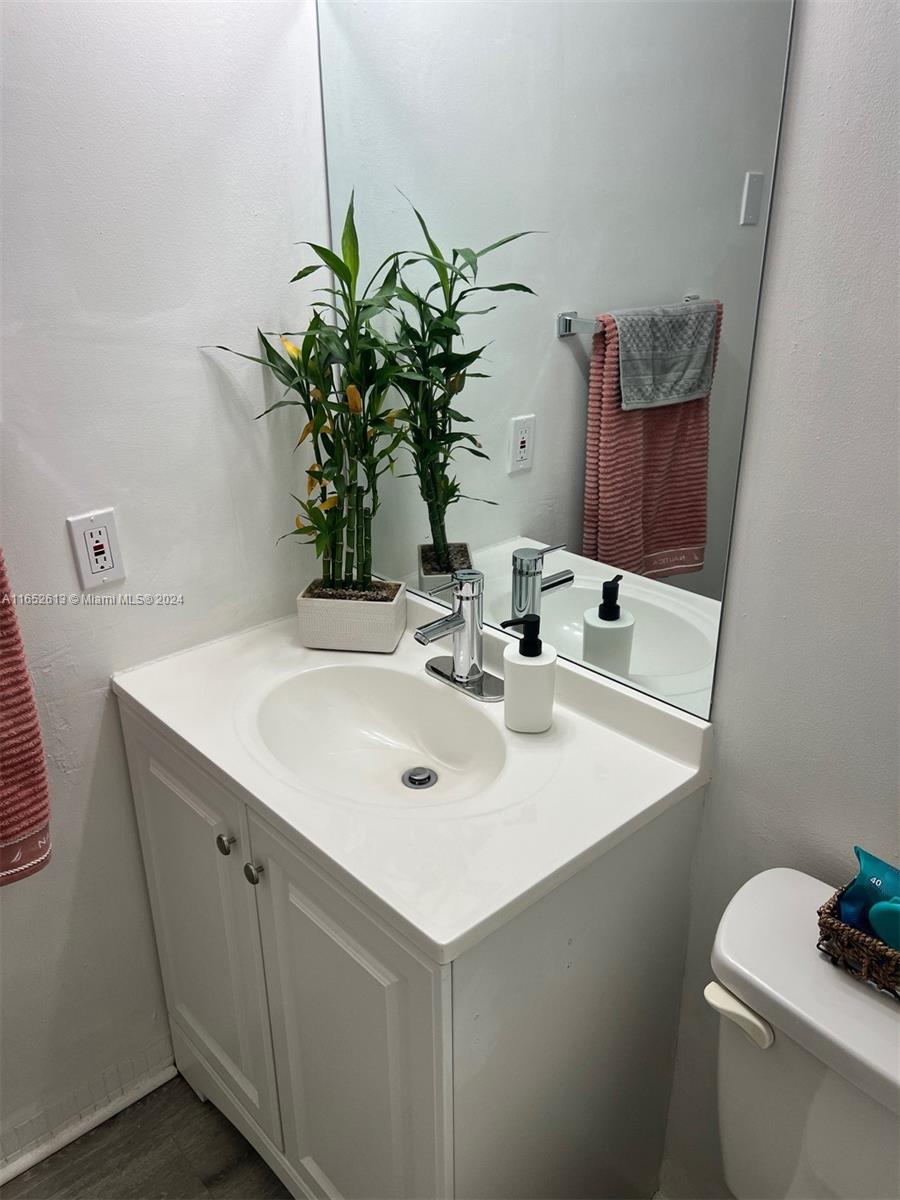 COUNTRY CLUB ESTATES UNIT - Residential Lease