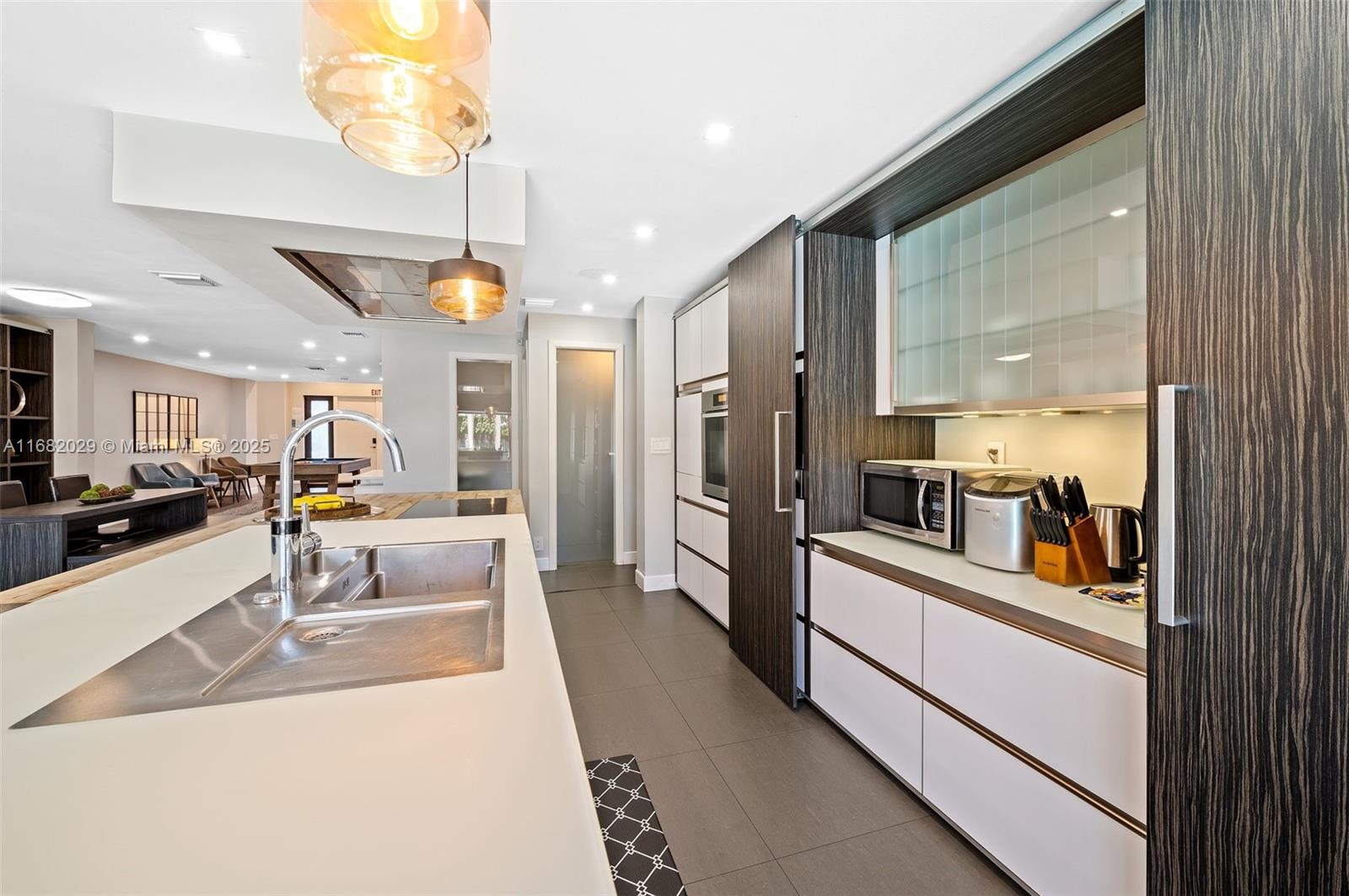 HOLLYWOOD COUNTRY CLUB ES - Residential Lease