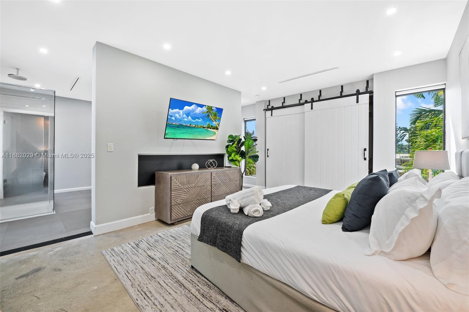 HOLLYWOOD COUNTRY CLUB ES - Residential Lease