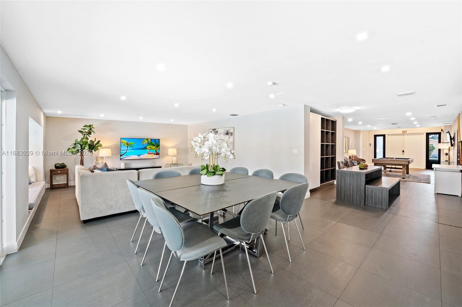 HOLLYWOOD COUNTRY CLUB ES - Residential Lease