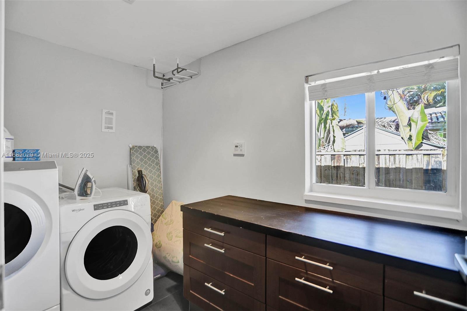 HOLLYWOOD COUNTRY CLUB ES - Residential Lease