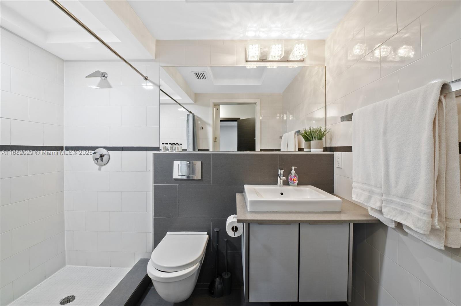 HOLLYWOOD COUNTRY CLUB ES - Residential Lease