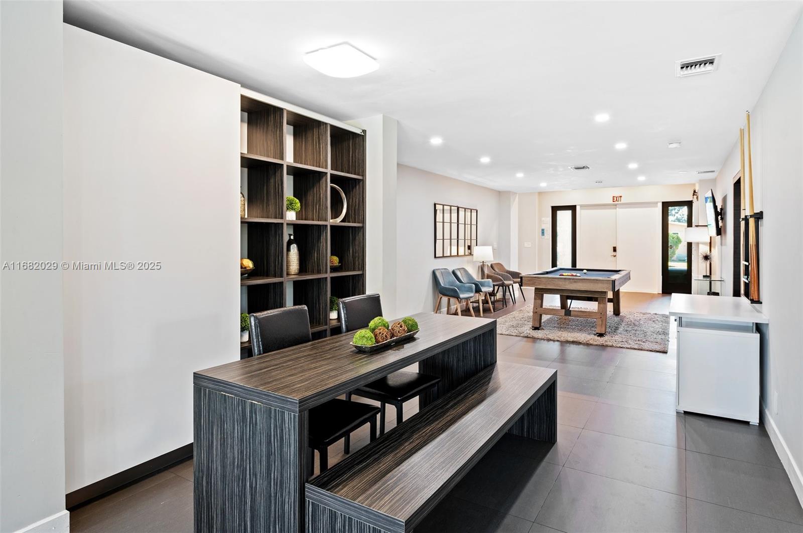 HOLLYWOOD COUNTRY CLUB ES - Residential Lease
