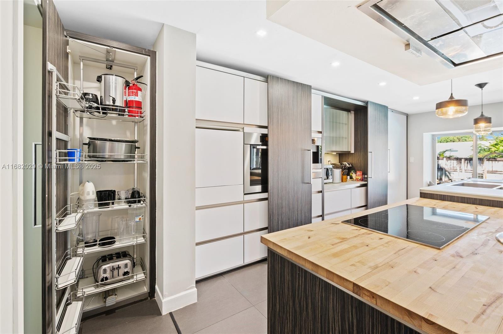 HOLLYWOOD COUNTRY CLUB ES - Residential Lease
