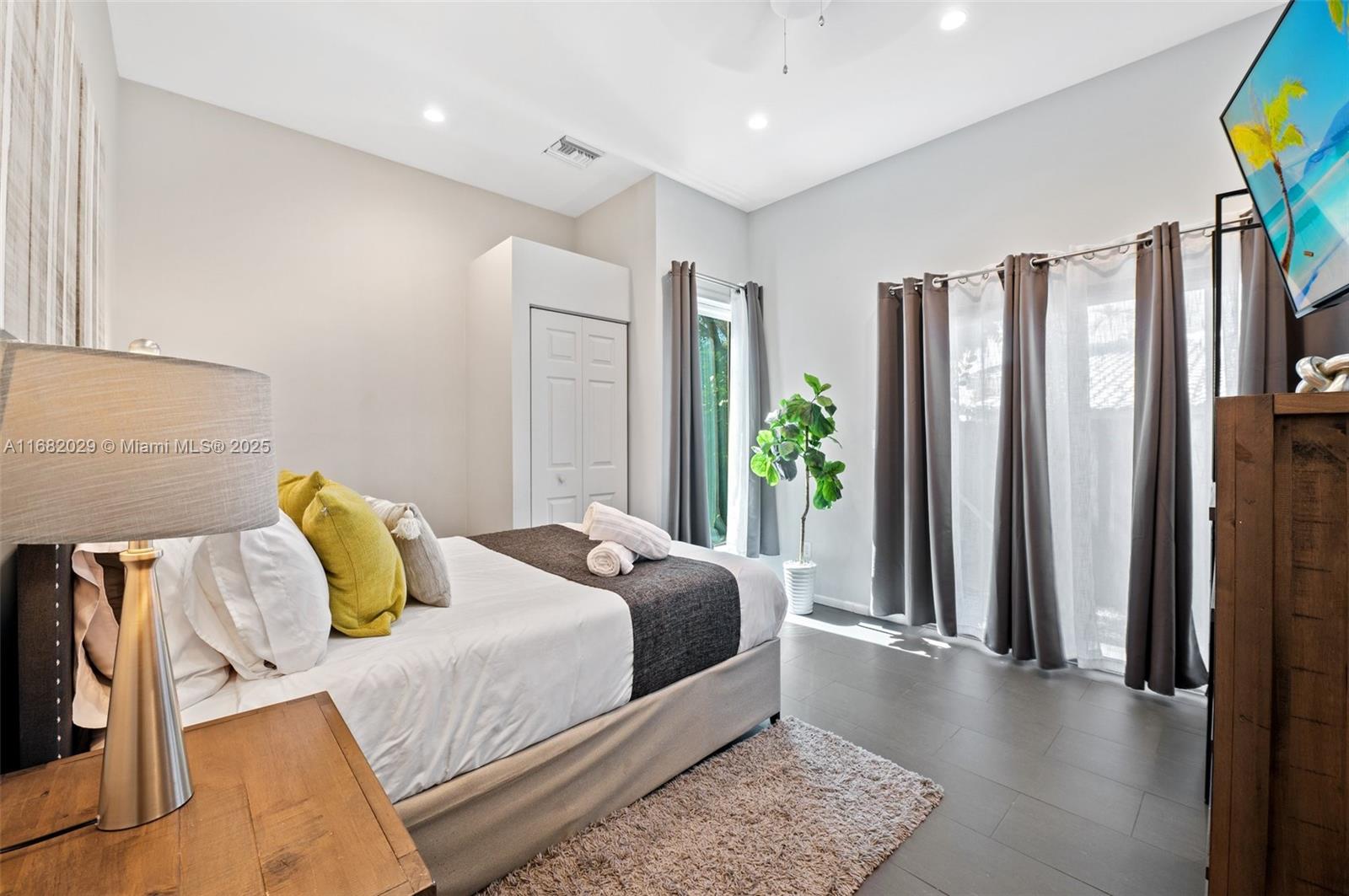 HOLLYWOOD COUNTRY CLUB ES - Residential Lease