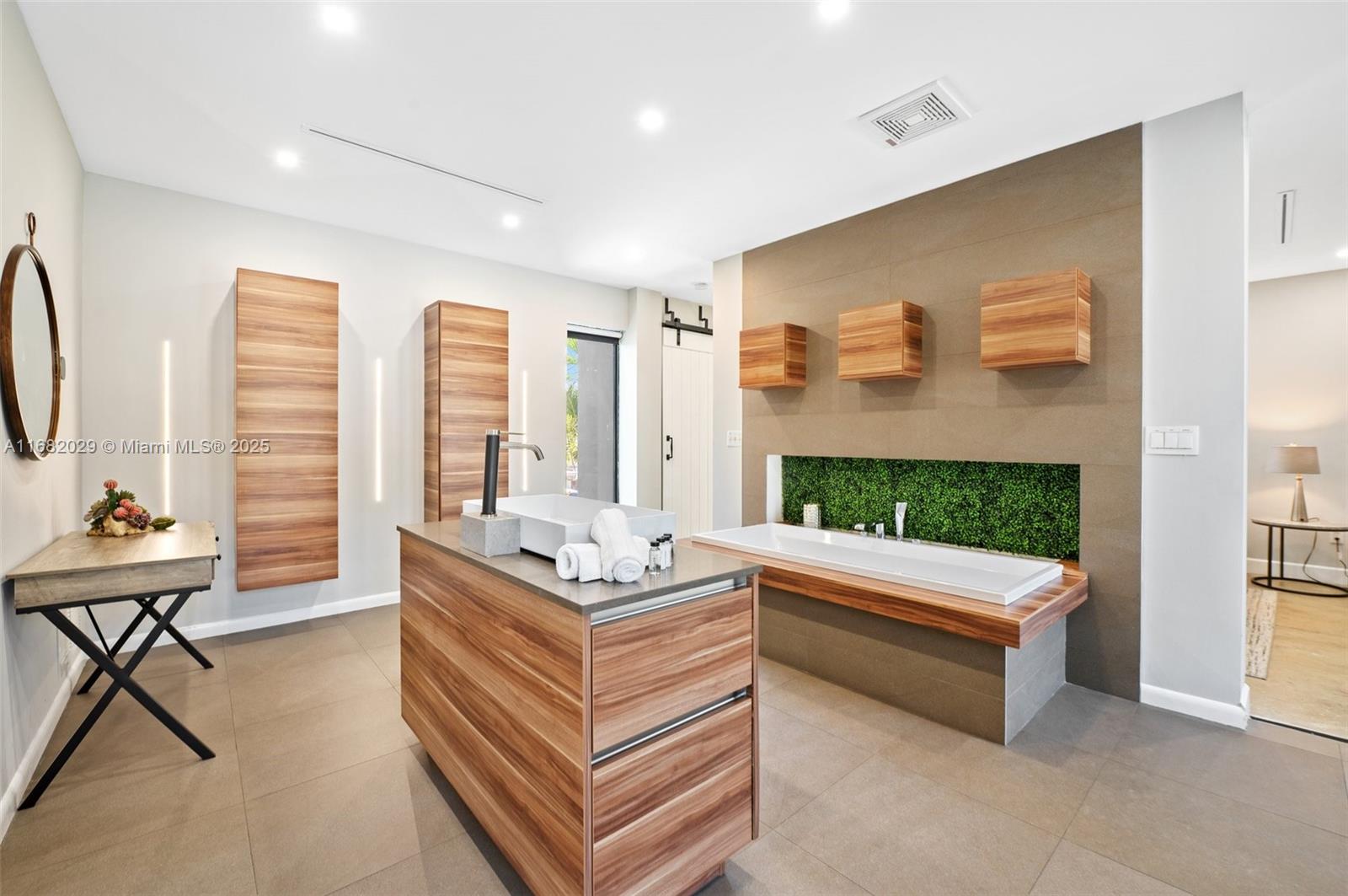 HOLLYWOOD COUNTRY CLUB ES - Residential Lease