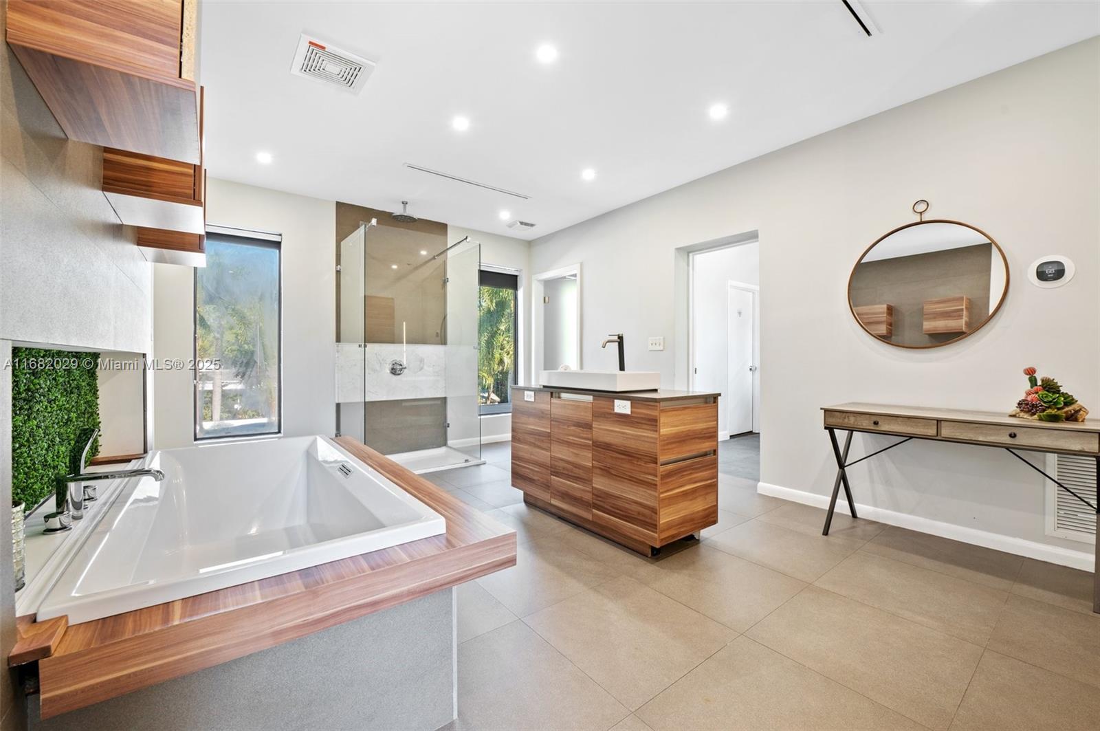 HOLLYWOOD COUNTRY CLUB ES - Residential Lease