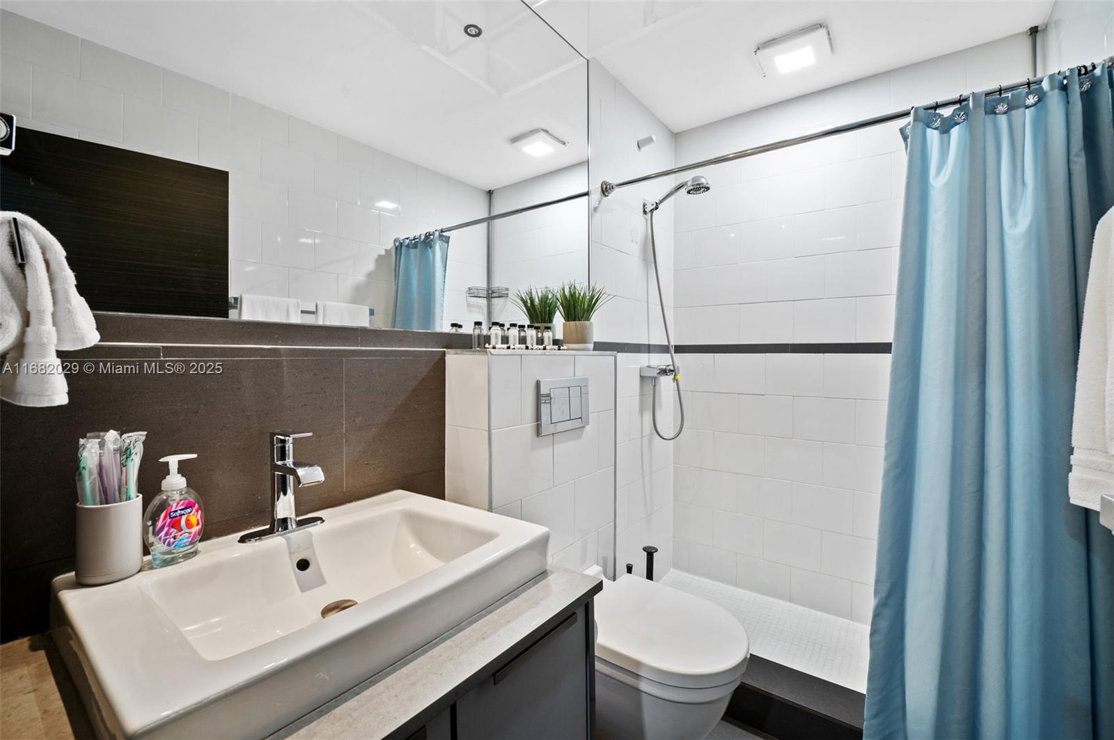 HOLLYWOOD COUNTRY CLUB ES - Residential Lease