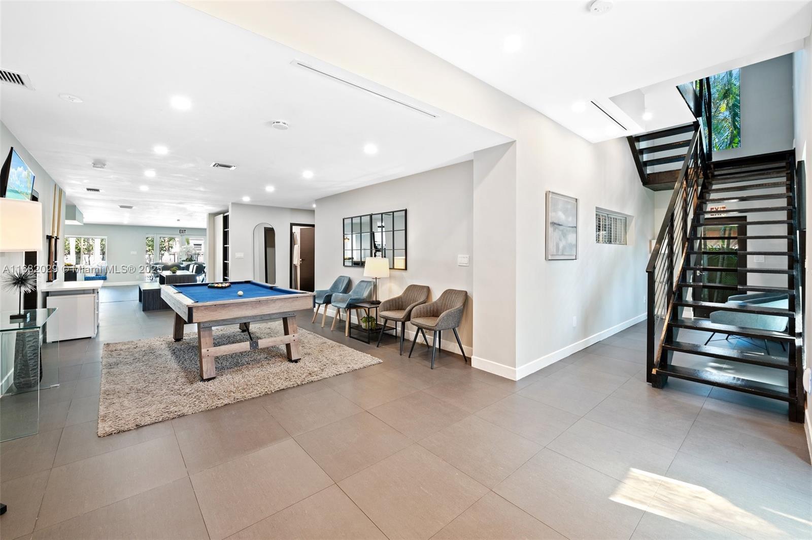 HOLLYWOOD COUNTRY CLUB ES - Residential Lease
