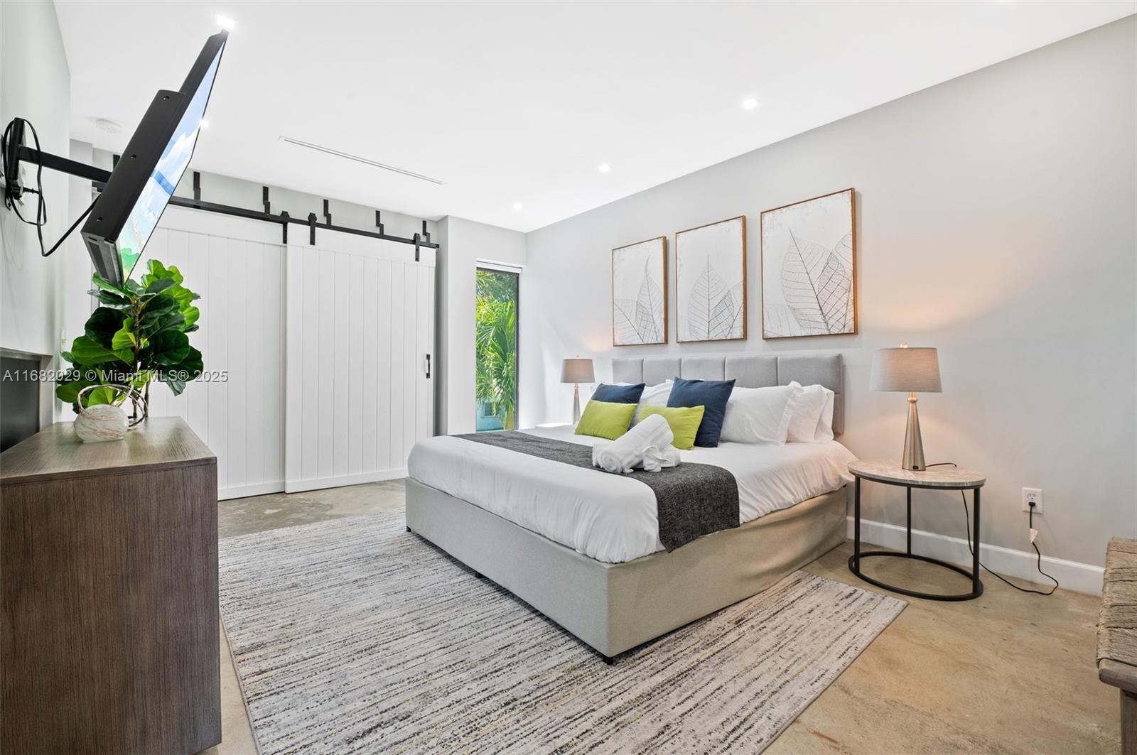 HOLLYWOOD COUNTRY CLUB ES - Residential Lease